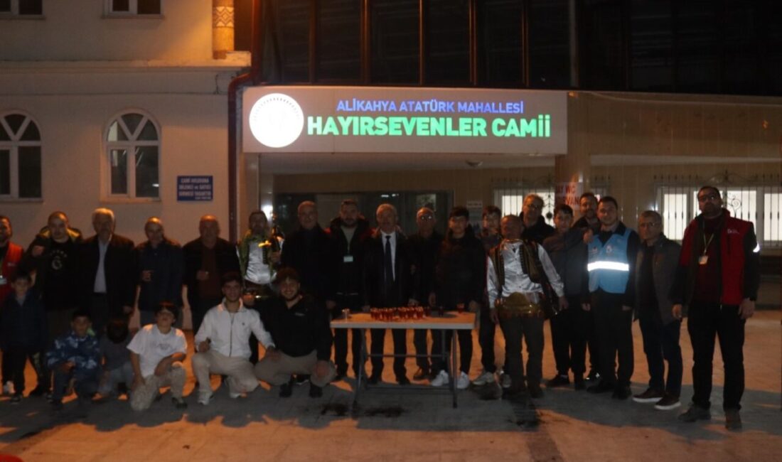 İzmit Belediyesi, Alikahya Hayırsevenler Camii’nde teravih namazı sonrası cemaate şerbet