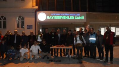İzmit Belediyesi, Alikahya Hayırsevenler Camii’nde teravih namazı sonrası cemaate şerbet
