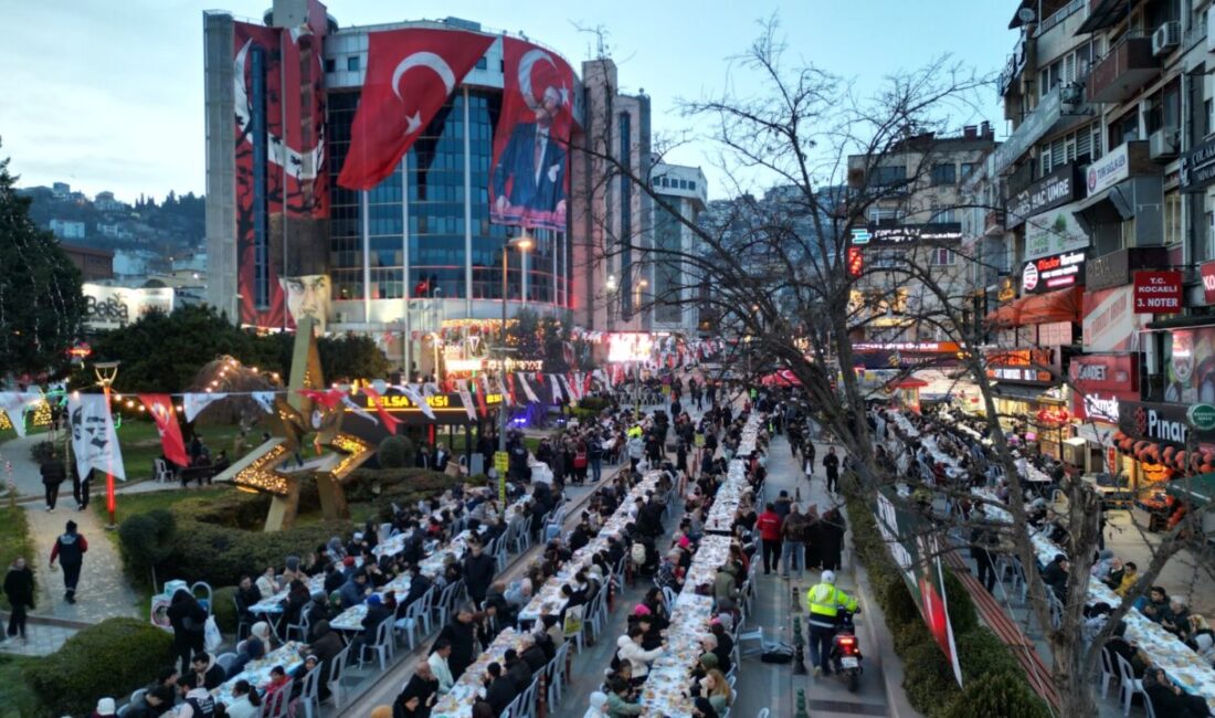 İzmit Belediyesi, geleneksel büyük halk iftarı programında binlerce vatandaşı ağırladı.