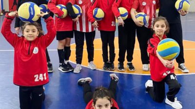 Körfez Belediyesi Spor Akademisi bünyesinde ücretsiz basketbol ve voleybol okullarına