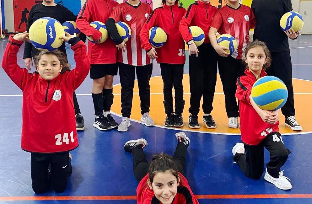 Körfez Belediyesi Spor Akademisi bünyesinde ücretsiz basketbol ve voleybol okullarına