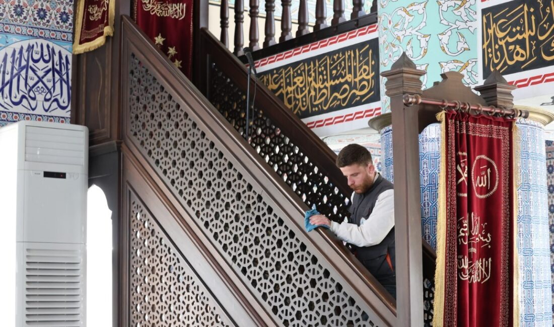 Kartepe Belediyesi, bayram öncesi ilçe genelindeki camilerde kapsamlı bir temizlik