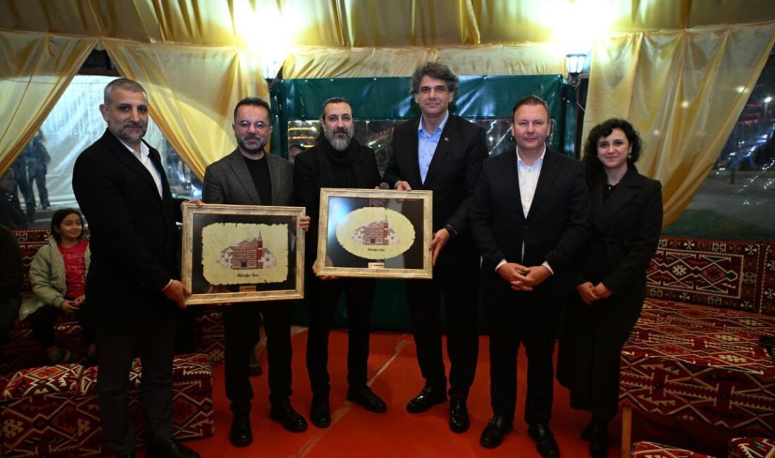Kartepe Belediyesi’nin Ramazan ayı etkinlikleri kapsamında Kent Meydanı’nda kurulan otağ