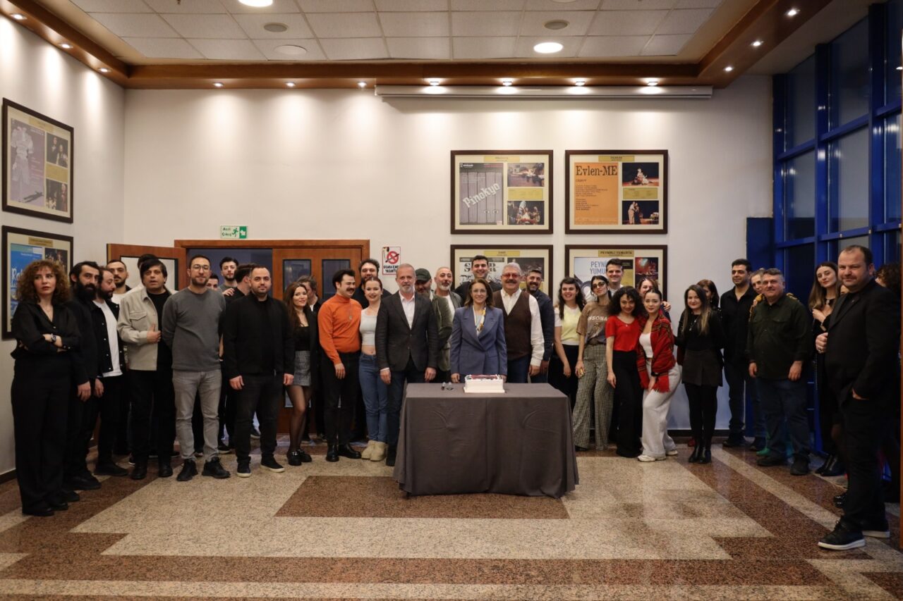 Kocaeli Büyükşehir Belediyesi Şehir Tiyatroları, yeni yapımı “Ve Ateş Bizi