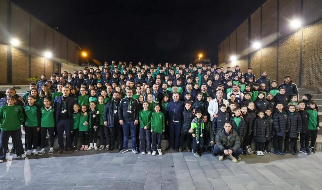 Kocaeli Büyükşehir Belediye Başkanı Tahir Büyükakın, Hodri Meydan Taraftarlar Derneği’nin