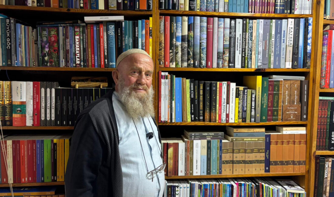 Kocaeli’de yaşayan ve kitap sevgisiyle çevresine ilham veren 68 yaşındaki