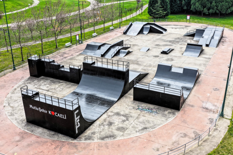 Kocaeli Büyükşehir Belediyesi, gençlerin güvenli ve modern alanlarda spor yapabilmesi