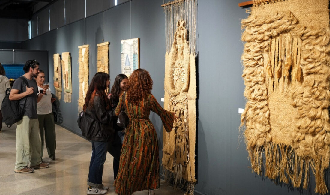 Kocaeli Büyükşehir Belediyesi, “Doku Renk ve İzler” sergisini Dünya Sanat