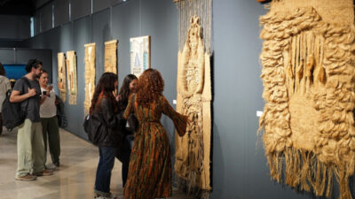 Kocaeli Büyükşehir Belediyesi, “Doku Renk ve İzler” sergisini Dünya Sanat