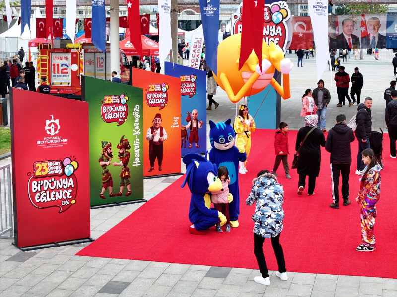 Kocaeli Büyükşehir Belediyesi’nin İzmit Milli İrade Meydanı’nda düzenlediği 23 Nisan