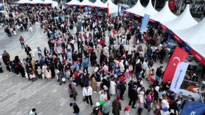 Kocaeli Büyükşehir’in İzmit Milli İrade Meydanı’nda organize ettiği 23 Nisan