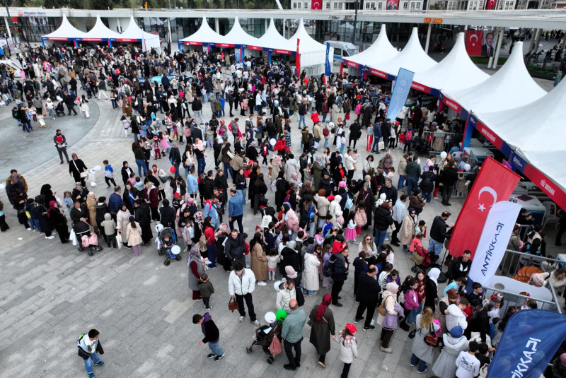 Kocaeli Büyükşehir’in İzmit Milli İrade Meydanı’nda organize ettiği 23 Nisan