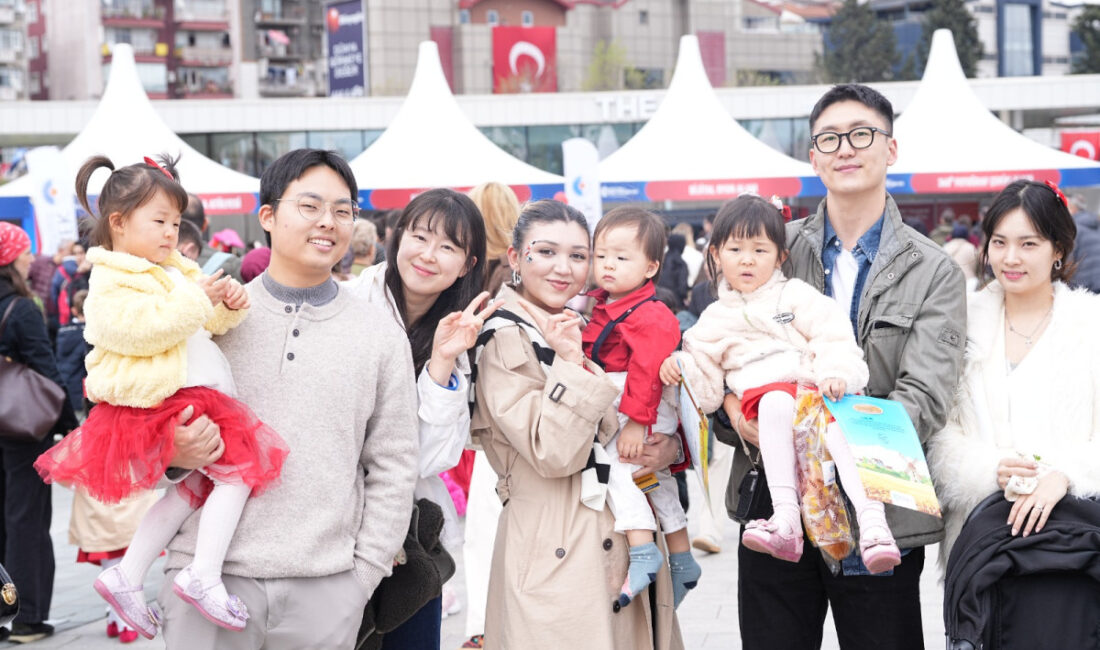 Kocaeli Büyükşehir Belediyesi’nin İzmit Milli İrade Meydanı’nda düzenlediği 23 Nisan