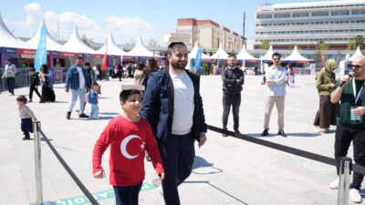 Kocaeli Büyükşehir Belediyesi’nin İzmit Milli İrade Meydanı’nda düzenlediği 23 Nisan