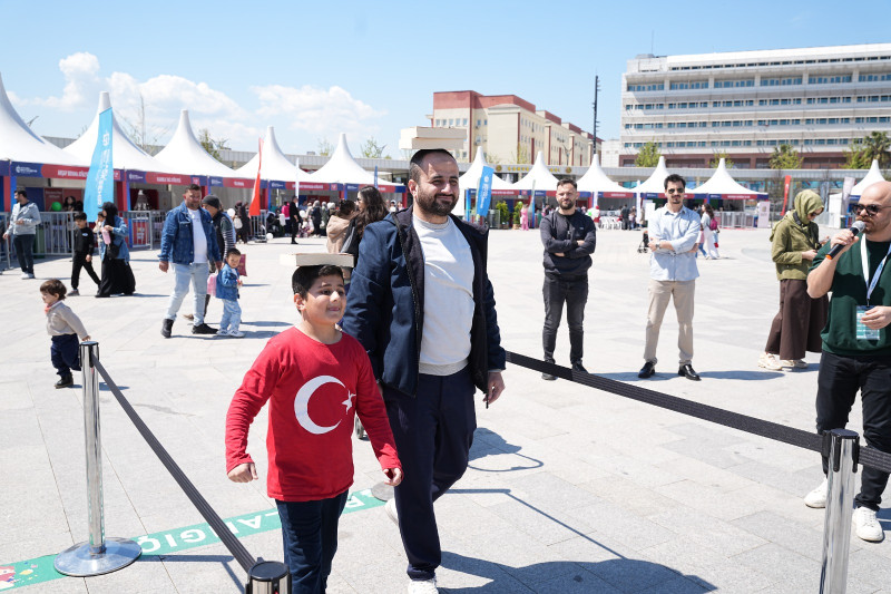 Kocaeli Büyükşehir Belediyesi’nin İzmit Milli İrade Meydanı’nda düzenlediği 23 Nisan