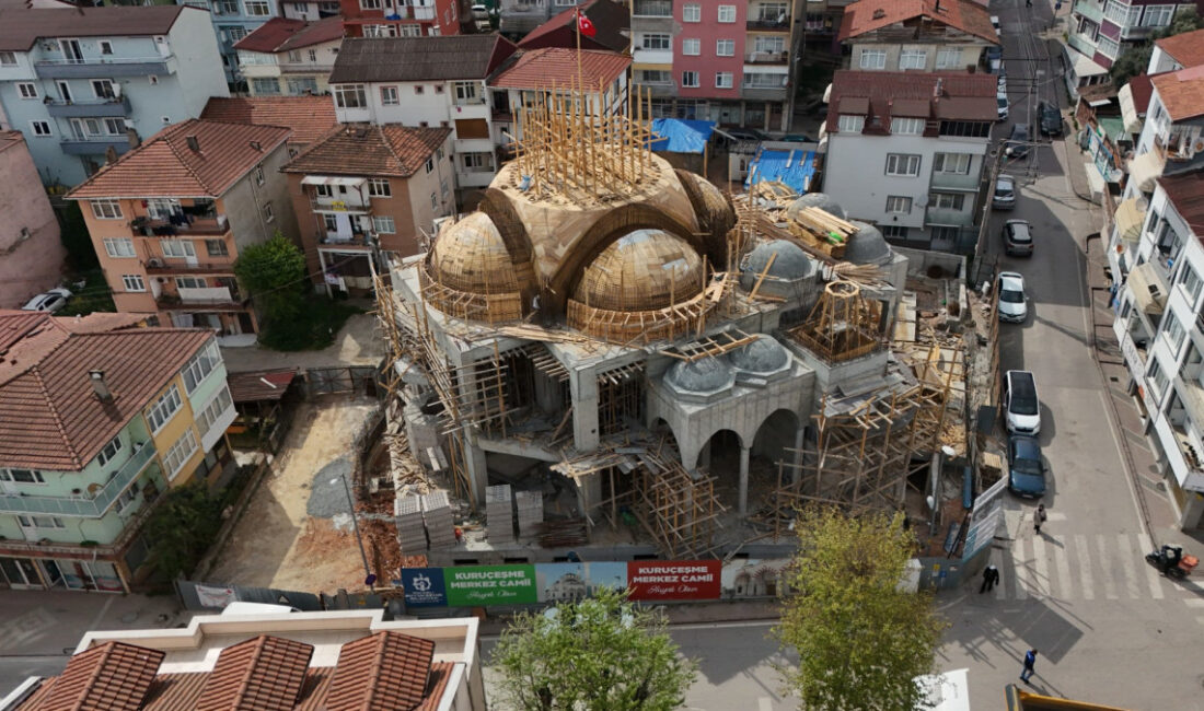 Kocaeli Büyükşehir Belediyesi’nin koordinasyonunda yapımı süren Kuruçeşme Merkez Camii’nde çalışmalar