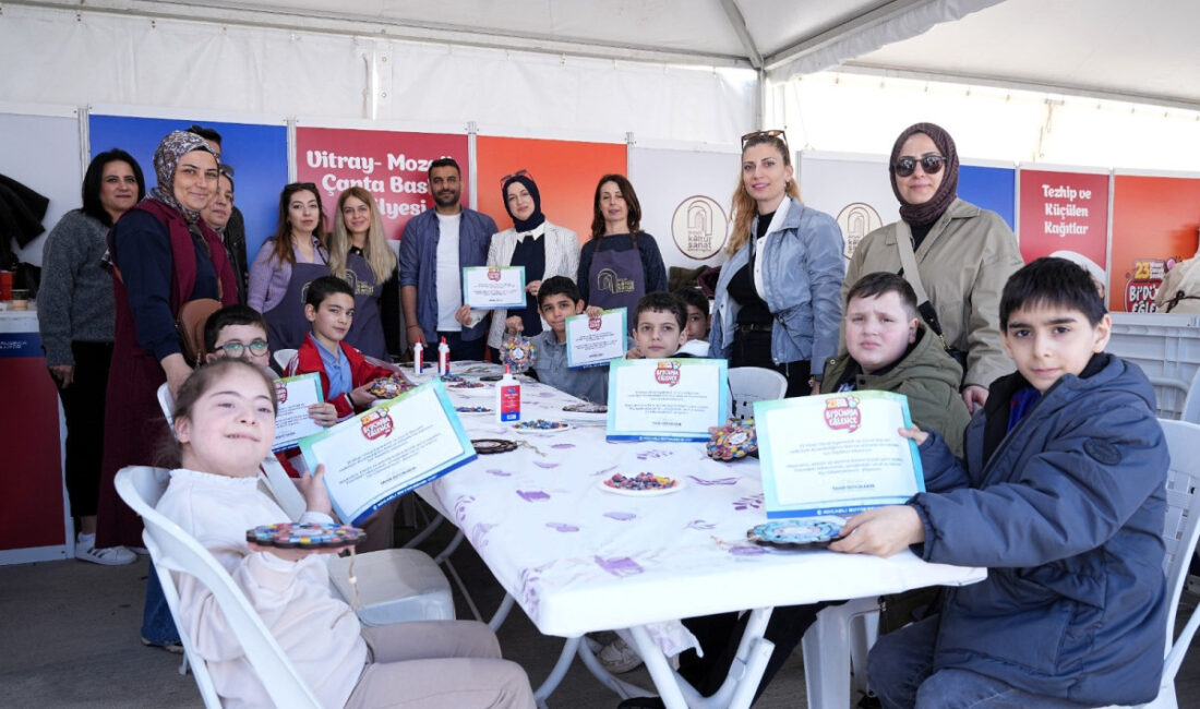 İzmit Milli İrade Meydanı’nda çocuklar için düzenlenen 23 Nisan Çocuk