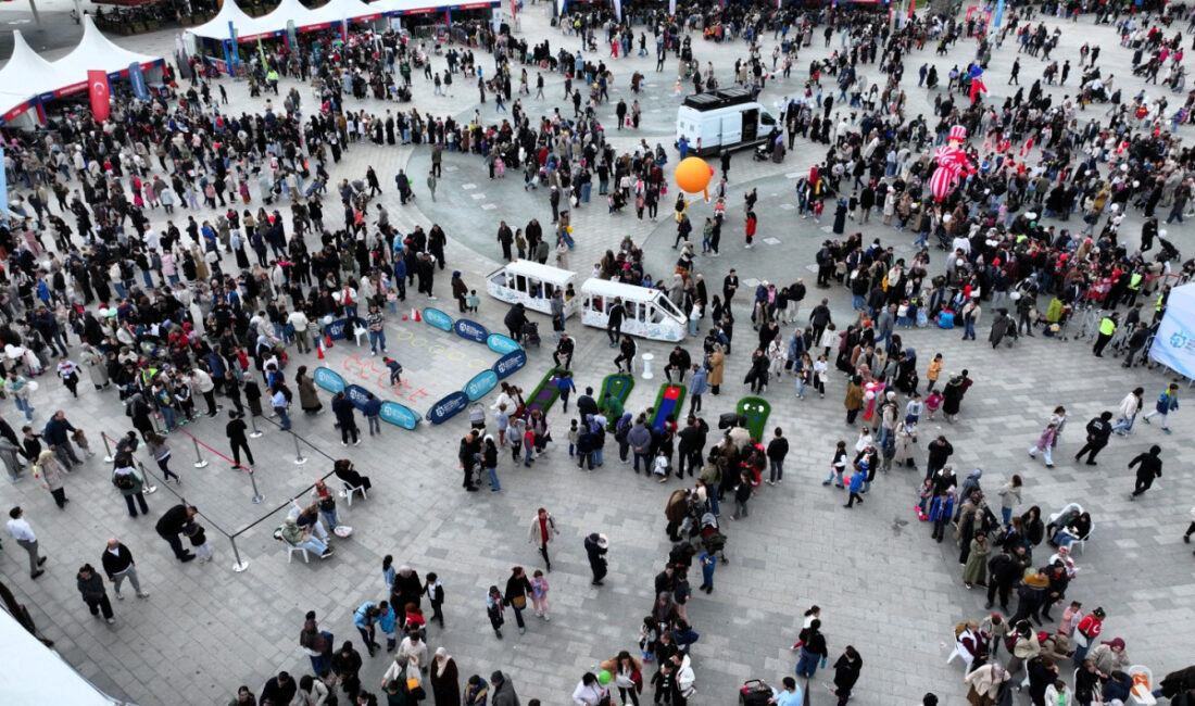 İzmit Milli İrade Meydanı’nda düzenlenen “Bi Dünya Eğlence” etkinlikleri hafta