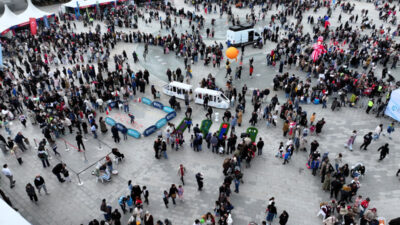 İzmit Milli İrade Meydanı’nda düzenlenen “Bi Dünya Eğlence” etkinlikleri hafta