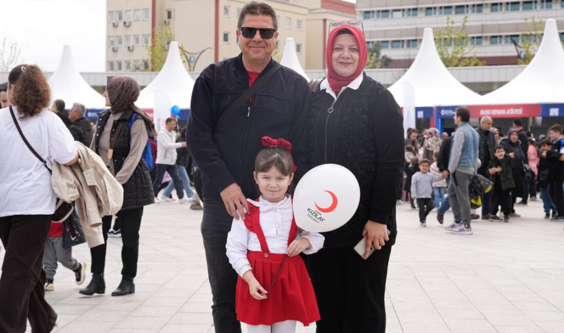 Kocaeli Büyükşehir Belediyesi’nin Milli İrade Meydanı’nda kurduğu 23 Nisan etkinlik