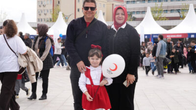 Kocaeli Büyükşehir Belediyesi’nin Milli İrade Meydanı’nda kurduğu 23 Nisan etkinlik