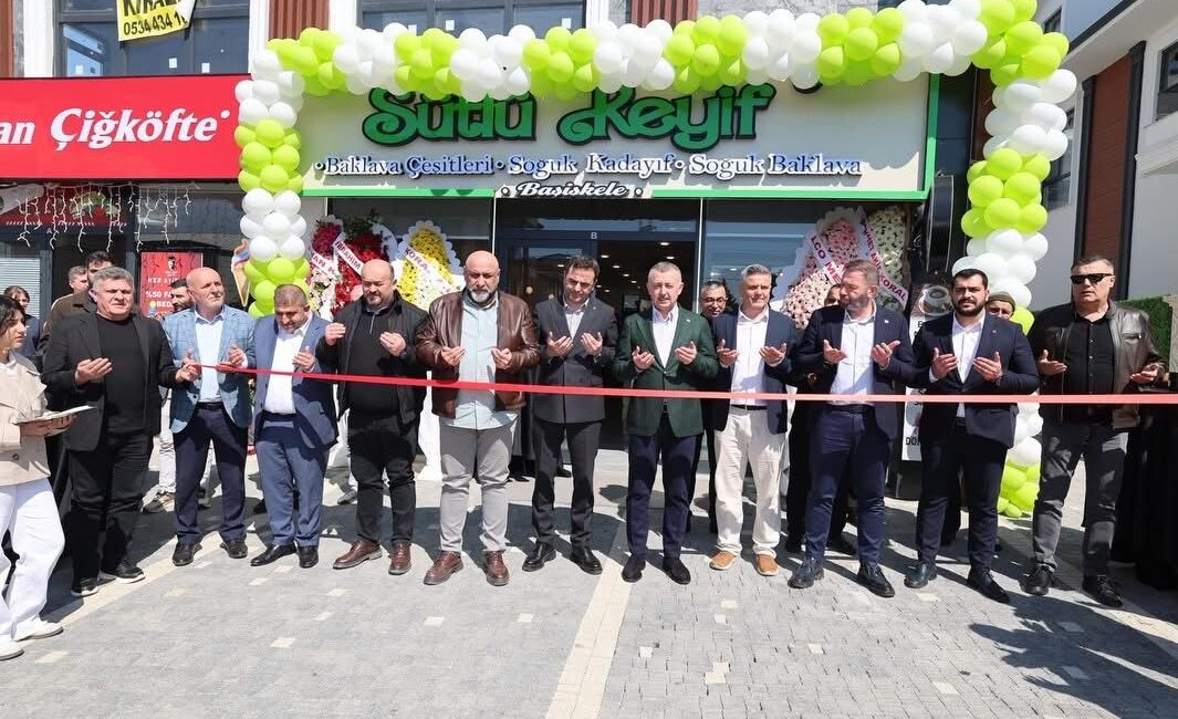 Kocaeli Büyükşehir Belediye Başkanı Tahir Büyükakın, Gölcük’te Selviden Patisserie’nin, Başiskele’de