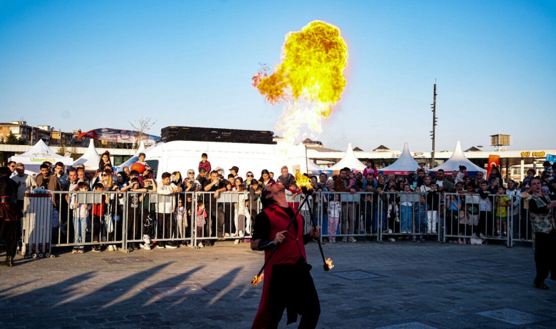 Kocaeli’deki çocukların buluşma adresi olan İzmit Milli İrade Meydanı muhteşem