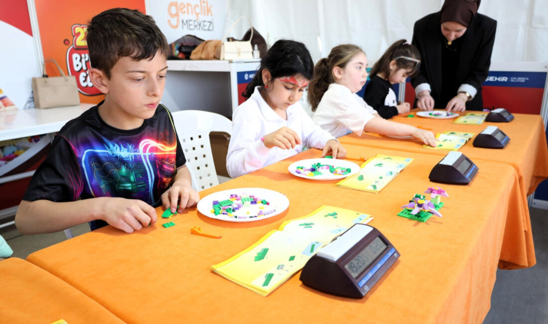 Büyükşehir Belediyesi’nin çocukları buluşturduğu 23 Nisan Şenlikleri tüm hızıyla devam