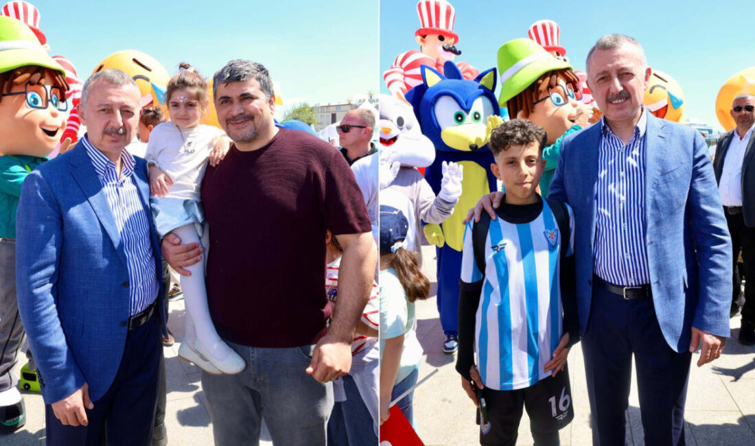 Kocaeli Büyükşehir Belediye Başkanı Tahir Büyükakın, Milli İrade Meydanı’nda kurulan