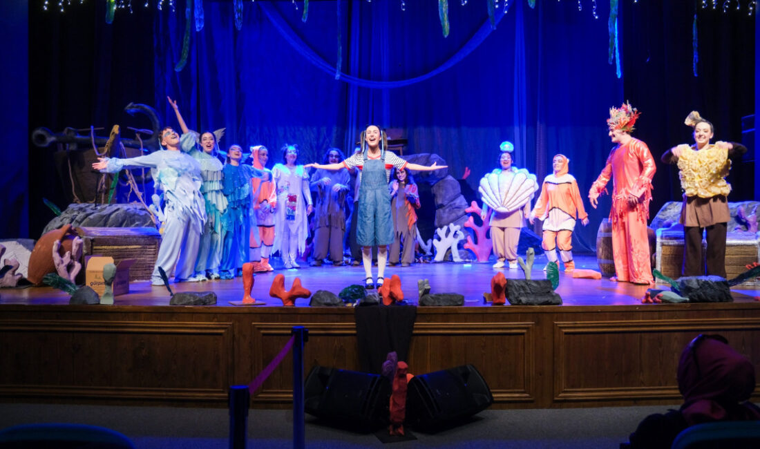 Halkevi Gençlik Merkezi Gösteri Sanatları Kulübü öğrencileri tarafından sahnelenen “Körfezin