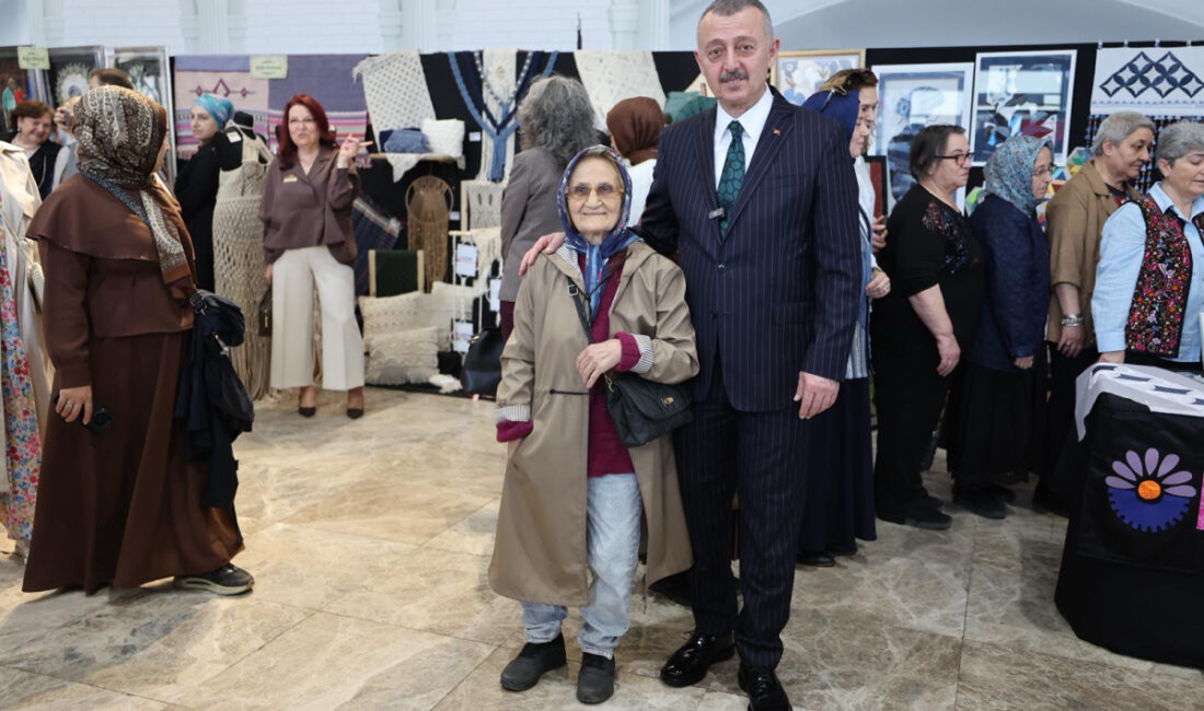 KO-MEK yıl sonu sergilerinin altıncısı İzmit’te açıldı. Kocaeli Büyükşehir Belediye