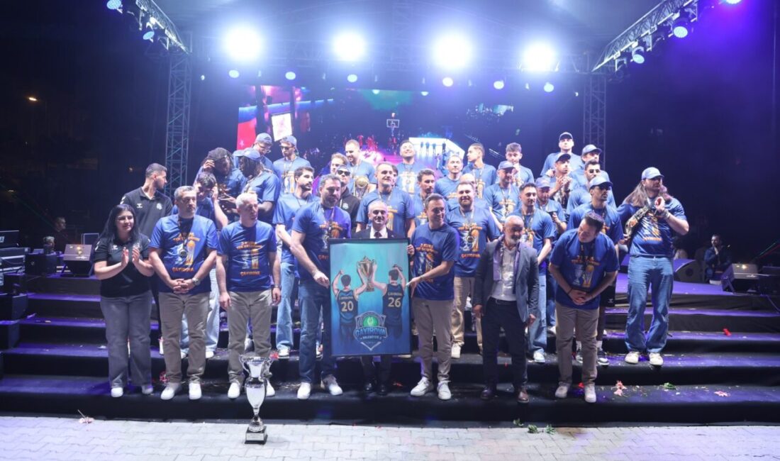 Çayırova Belediyesi Basketbol Takımı’nın şampiyonluk coşkusu tüm şehri sardı. Düzenlenen