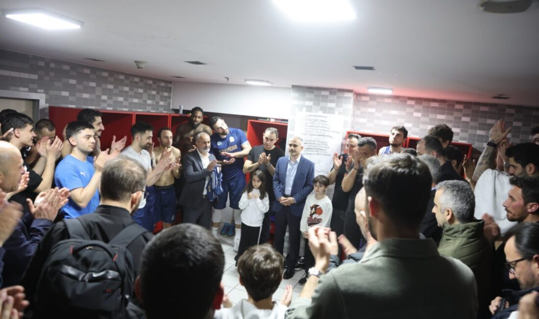 Türkiye Basketbol Ligi 2025-2026 sezonunu şampiyon olarak noktalayan Çayırova Belediyesi,