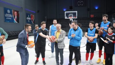 Çayırova Belediyesi Fatma Çelik Engelliler Merkezi’nde eğitim alan özel bireyler,