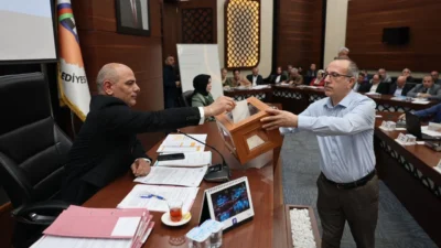 Körfez Belediyesi’nin Nisan Ayı Meclis Toplantısı’nda başkan vekilleri, encümen üyeleri