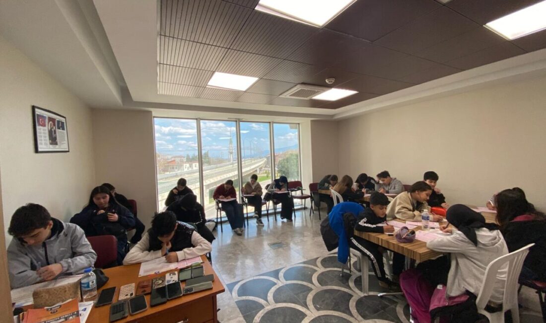 İzmit Belediyesi Çınar Akademi’nin mahallelerde sürdürdüğü etüt programlarıyla 7. ve