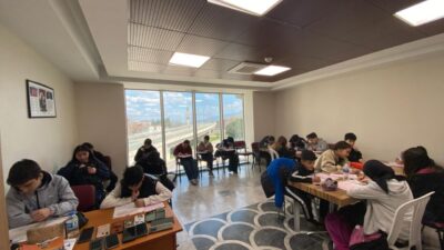 İzmit Belediyesi Çınar Akademi’nin mahallelerde sürdürdüğü etüt programlarıyla 7. ve