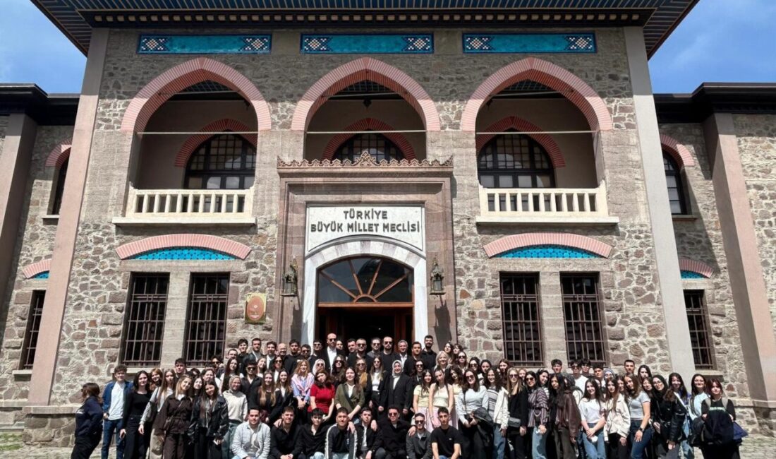 İzmit Belediyesi Çınar Akademi’nin Ankara gezisi, öğrencilerin hem hedeflerini netleştirdi