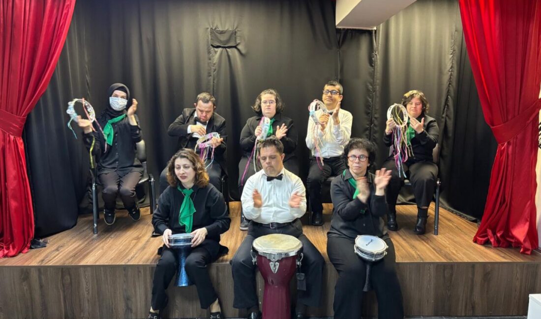 Derince Belediyesi bünyesinde eğitim gören özel kursiyerlerden oluşan ritim grubu