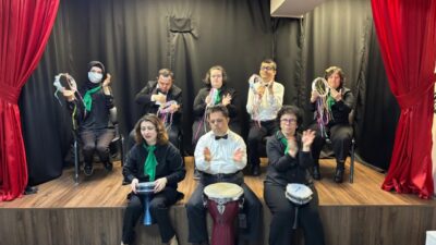 Derince Belediyesi bünyesinde eğitim gören özel kursiyerlerden oluşan ritim grubu