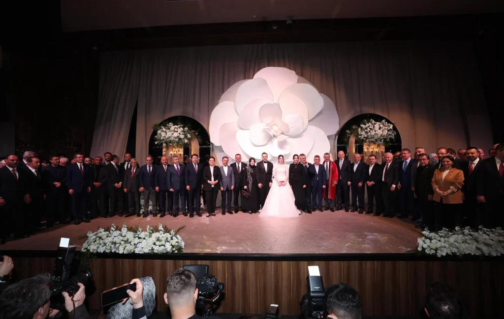 AK Parti Kocaeli Milletvekili Veysal Tipioğlu’nun kızı Suna Selcen, Mustafa