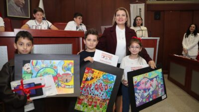 İzmit Belediyesinin 23 Nisan kapsamında düzenlediği yarışmalarda dereceye giren çocuklar,