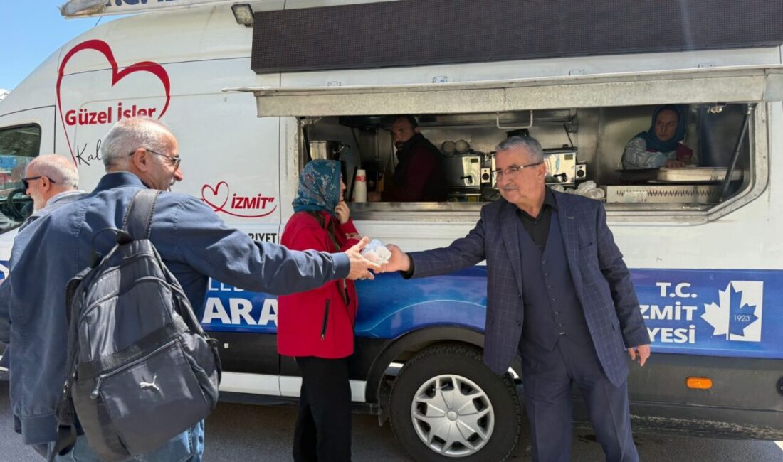İzmit Belediyesi tarafından Cuma Namazı sonrasında vatandaşlara çorba ve kek