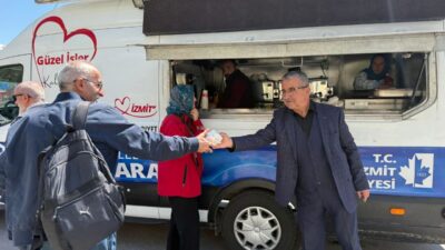 İzmit Belediyesi tarafından Cuma Namazı sonrasında vatandaşlara çorba ve kek