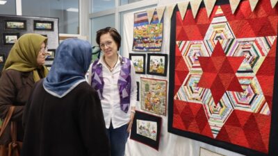 İzmit Belediyesinin öncülüğünde düzenlenen Dünya Sanat Günü etkinlikleri kapsamında “Kumaşların