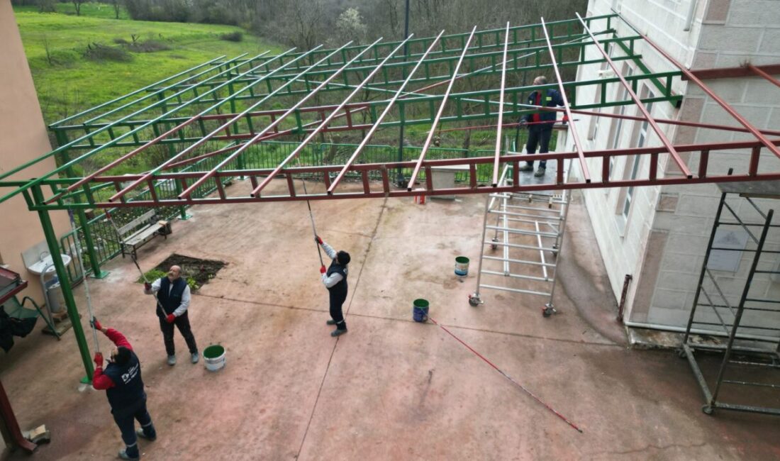 İzmit Belediyesi, Fethiye Mahallesi Camii’nde inşa ettiği sundurma ile cemaati