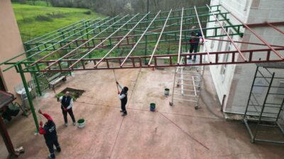 İzmit Belediyesi, Fethiye Mahallesi Camii’nde inşa ettiği sundurma ile cemaati