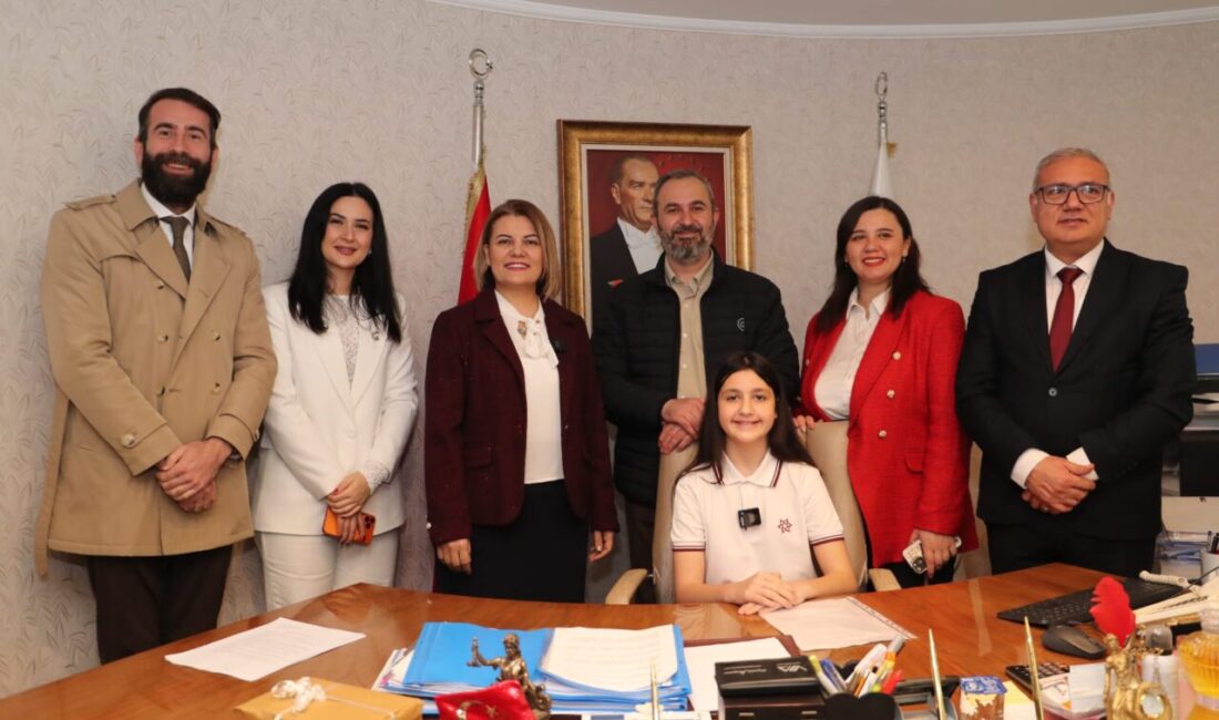 İzmit Belediyesinde 23 Nisan coşkusu yaşanırken, Fatma Başkan koltuğunu 5’nci