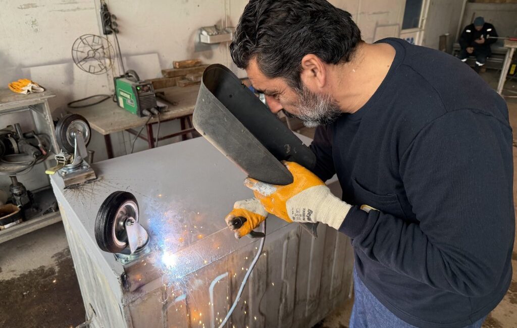 Kartepe Belediyesi, ilçe genelinde hizmet veren çöp konteynerlerinin bakım, onarım