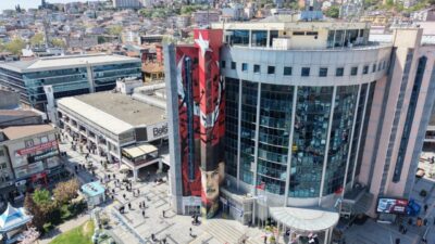 İzmit’in simgesel noktalarından biri olan Belsa Plaza’daki 100. Yıl graffitisi,